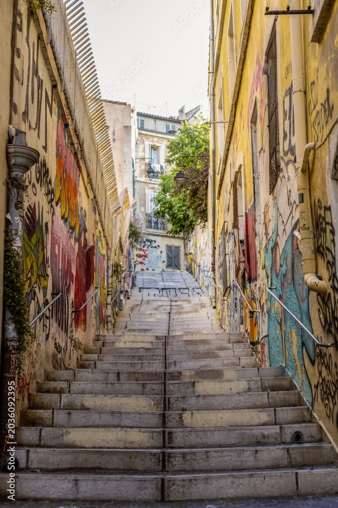 Naklejka premium Ruelle en escalier dans le quartier du panier à Marseille