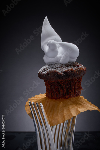 Tableau sur toile Chocolate cupcake balancing on forks