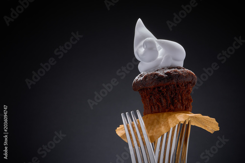 Slika na platnu Chocolate cupcake balancing on forks