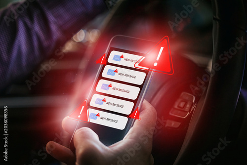 Foto Scam message notification appears on a smartphone while driving