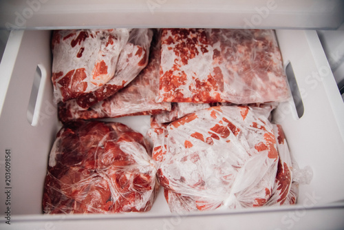 Foto Various frozen beef cuts packed in bags inside the freezer