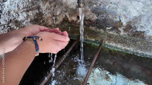 mani bere acqua fontana fonte pura 