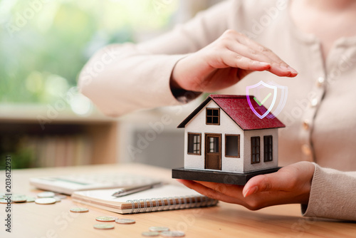 Foto Home insurance, real estate protection and mortgage concept