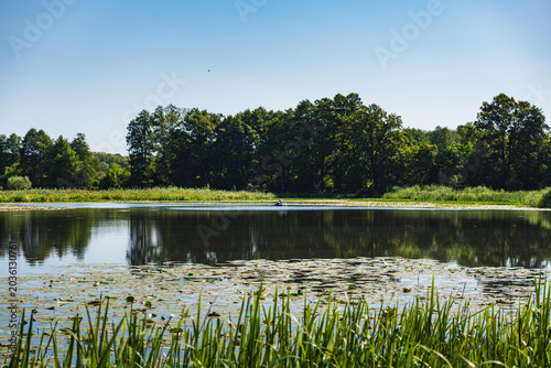 Foto a meandering lake with calm, mirror-like waters in which the landscape is reflec