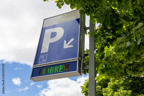 Automobile parking icon signpost displaying vacancy message (libre) on electronic board