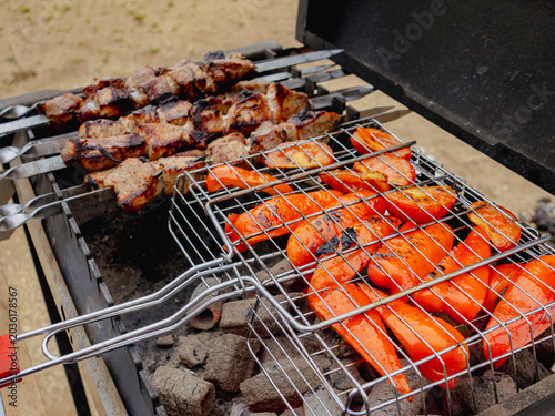 Foto shish kebab shashlik and grilled bell peppers on the barbecue skewers