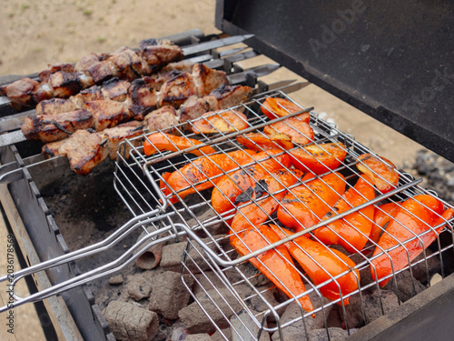 Foto shish kebab shashlik and grilled bell peppers on the barbecue skewers