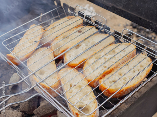 Foto Close up of ciabatta bread on barbecue grill