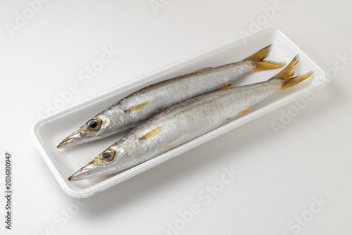 Photos 白背景にトレー入りの赤カマス2匹を配置した鮮魚売り場向け商品写真