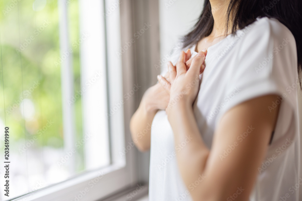 Ταπετσαρία Close-up of woman's hand placed on chest