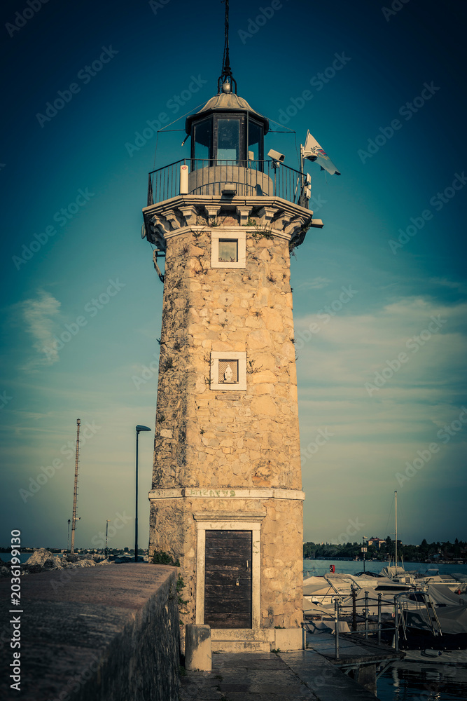 Obraz premium A lighthouse on the ocean coast