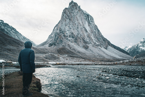 Foto Traveler looking at a massive mountain peak in the Himalayas.