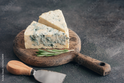 Bild auf Leinwand Blue cheese on dark grunge background, selective focus