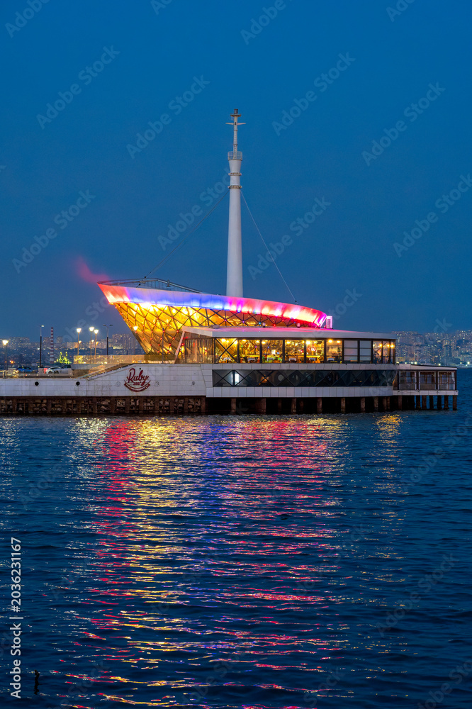 Obraz premium Ruby 360 Restaurant Pier Baku Caspian Sea Night