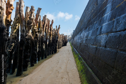 Foto Les brise-lames en bois et la digue de Saint-Malo en Bretagne
