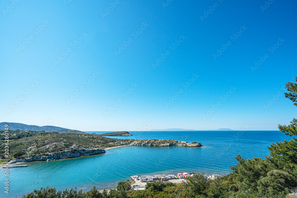 Obraz premium The scenic views of Foça (Phokaia) with its historical wonders and natural beauty, beaches, islands, and bays, are situated on the beautiful Aegean coastline just 70 kilometers north of İzmir, Turkey.