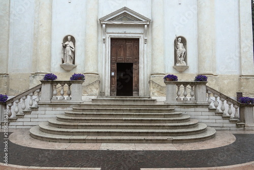 Eingang der Kirche San Nicolo in Lazise am Gardasee