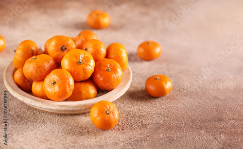 Fotografija fresh organic tangerines in a bowl on the table