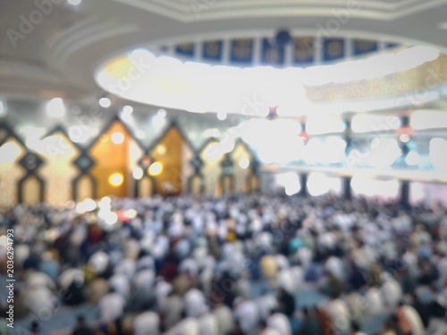 Tableau sur toile Blurred abstract background of a group of Muslim worshippers inside a mosque who