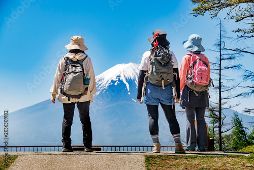 富士山を眺める3人の女性ハイカー