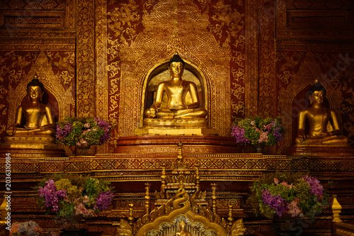 Foto Phra phuttha sihing (Phra Singh) with golden Buddha statues in viharn lai kam, Wat phra singh, Chiang mai, Thailand