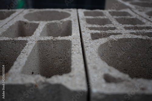 Foto Parpaings creux empilés pour un chantier de construction