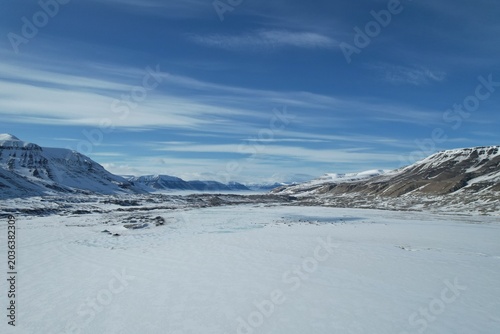 Fotografie Frozen Arctic Valley and Mountain Landscape in Svalbard Interior Wilderness