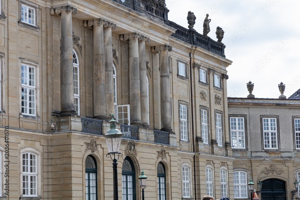 Obraz premium Exterior facade of Amalienborg Palace with Danish Royal Flag in Copenhagen, Denmark.