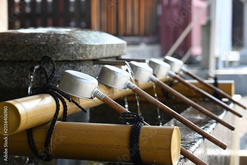 Cuadro en lienzo 気比神宮の手水舎に並ぶ柄杓と清らかな湧き水  
Purification ladles and flowing water at the temizuya of
