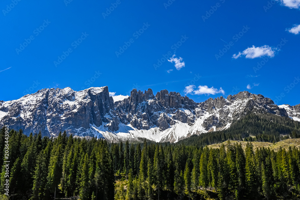 Fototapeta premium Dolomiten, Latemargruppe, Latemar, Latemarspitze, Karersee, Lago di Carezza, Bergsee, Wanderweg, Berge, Eggental, Karerpass, Südtirol, Frühling, Sommer, Italien