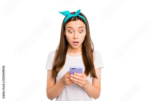 Foto Portrait of astonished girl use her smartphone get notification read feednews st