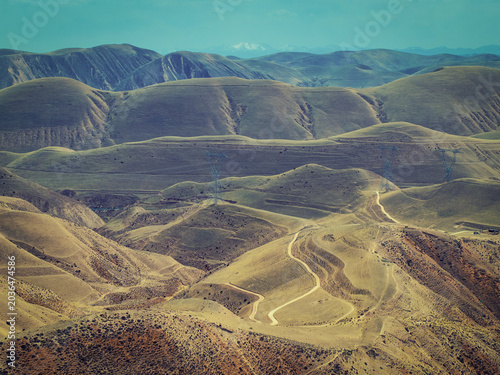 Foto Silk Road Wilderness Beneath the Qilian Mountains: Winding Roads and Transmissio
