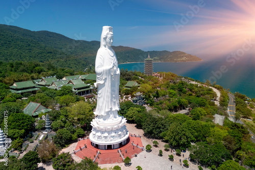 Foto White Buddha statue Lady Buddha at Linh Ung Pagoda, Danang, Vietnam in a summer