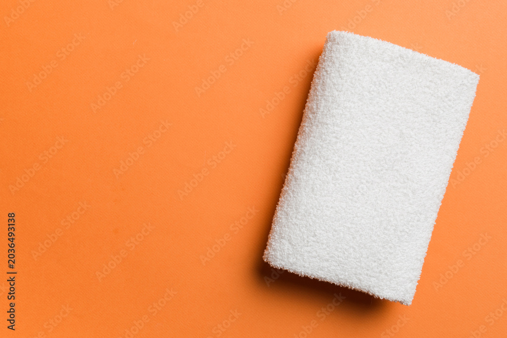 Obraz premium Top view of white towels with copy space on colored background