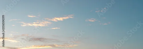 Panel kuchenny z motywem Soft clouds in a clear evening sky. Pale light over open air creates a calm natural backdrop. Ideal for weather, travel, and copy space use..