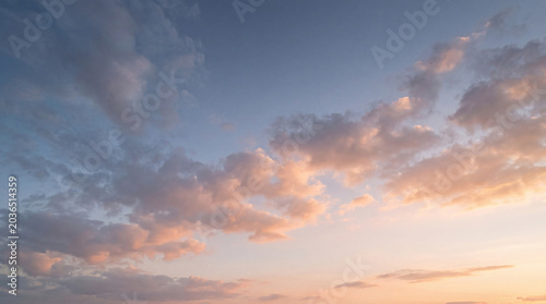 Foto Dramatic sunrise or sunset sky with vibrant blue and warm orange-pink clouds
