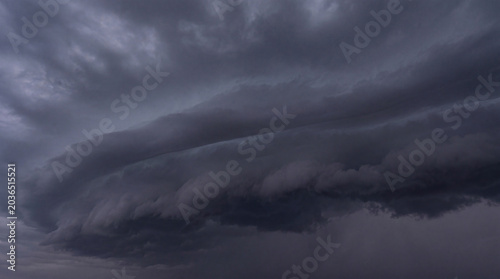 Cuadro en lienzo Ominous dark storm clouds gathering in the sky, foretelling severe weather and a heavy, impending thunderstorm