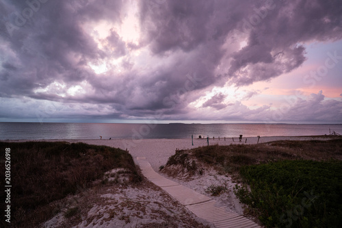 Dramatische Wolkenstimmung am Strand