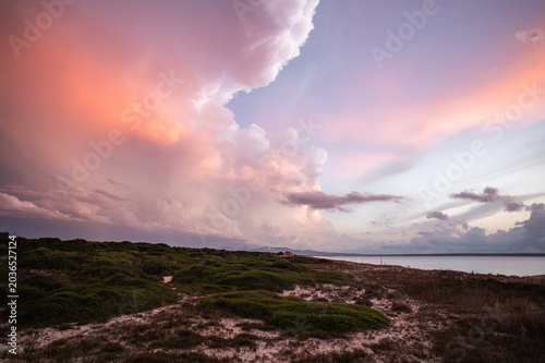 Dramatische Wolkenstimmung über Dünenlandschaft