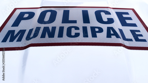 Capot de voiture de police municipale