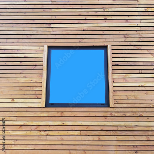 Modèle de fenêtre aluminium sur façade en bois