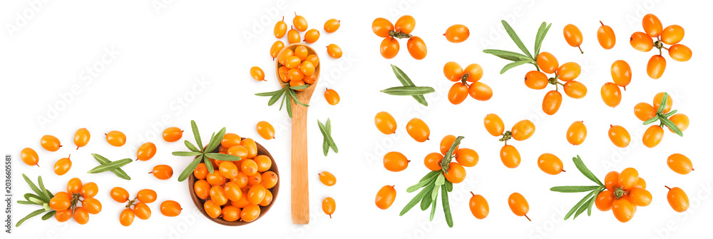 Naklejka premium Sea buckthorn in wooden bowl. Fresh ripe berry with leaves isolated on white background with copy space for your text. Top view. Flat lay