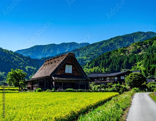 地方移住とスローライフ：豊かな自然に囲まれた古民家と、美しい里山の田舎暮らしの風景
