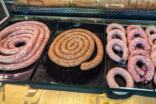 Foto Traditional Catalan raw pork sausage botifarra displayed in market