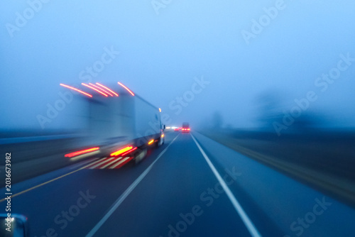Foto Daytime highway driving time lapse with car traffic