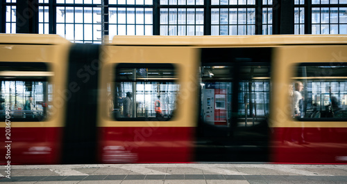 Foto train in motion at Friedrichstrasse train station in vintage look