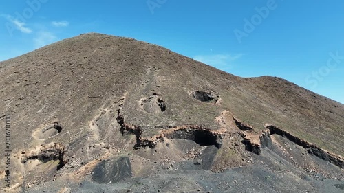 survol de paysages volcaniques et désertiques à Fuerteventura aux canaries