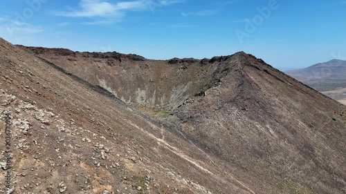 survol de paysages volcaniques et désertiques à Fuerteventura aux canaries
