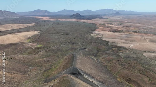 survol de paysages volcaniques et désertiques à Fuerteventura aux canaries
