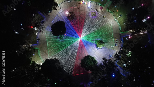 Obraz na plátne Noche de luces en el parque central de un pueblo